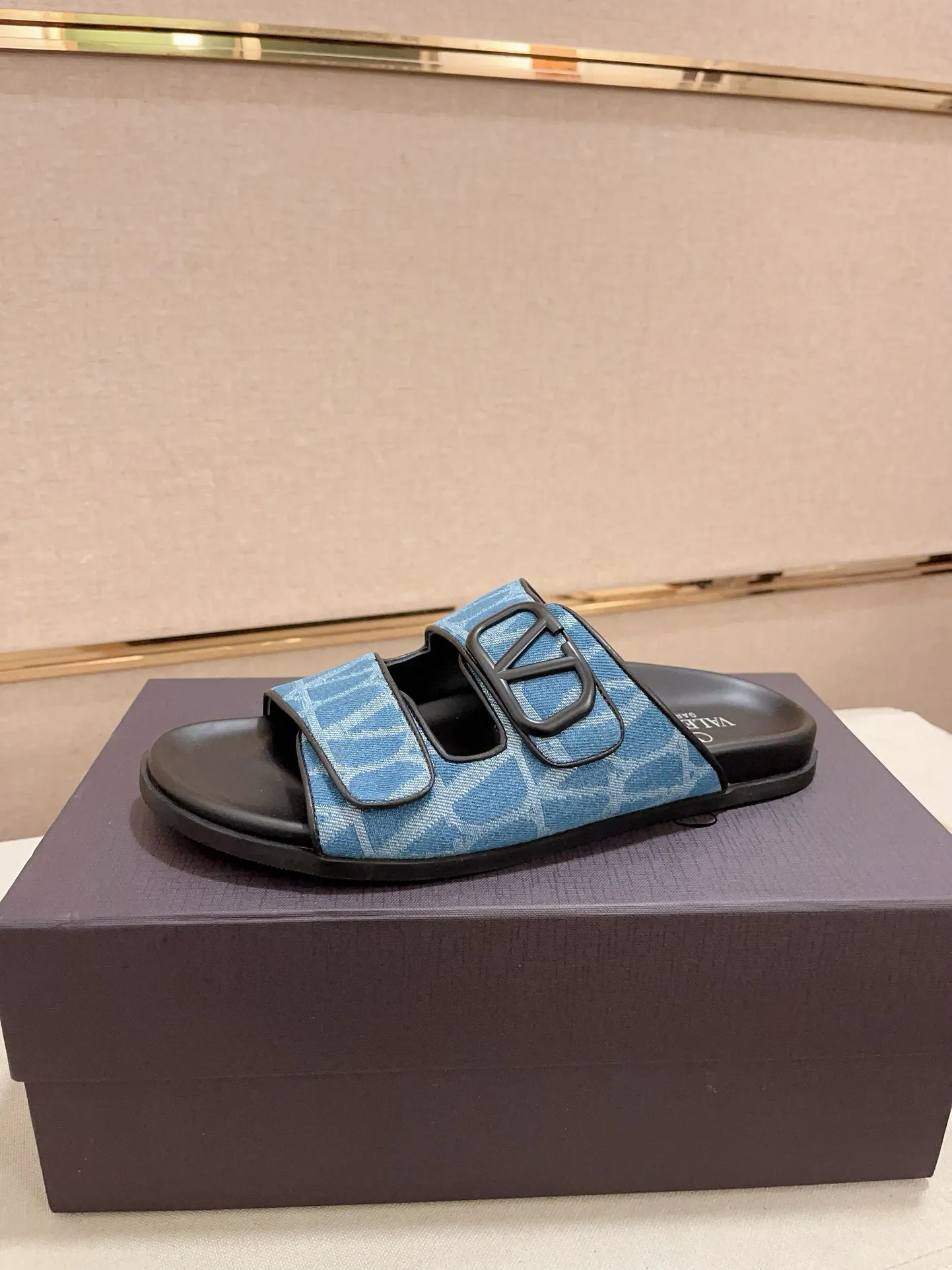 Men's shoes💰: 440💰[Valentino] New men's boutique slippers, counter quality, classic plaid, the actual workmanship is quite complex🔰The uppers are made of imported fabrics➕🐑Sheepskin lining, which tests the craftsman's craftsmanship➕original PU outsole. Size: 38-44 (45 can be customized, non-refundable)